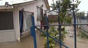 "Tengo todo inundado": Vecina de Ñiquén afectada por ingreso de agua a su hogar