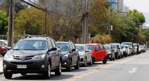 Vehículos en fila en la calle