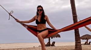 Karla Constant se luce en bikini grabando para Tierra Brava