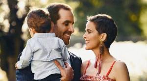 Javiera Suárez junto a su esposo e hijo