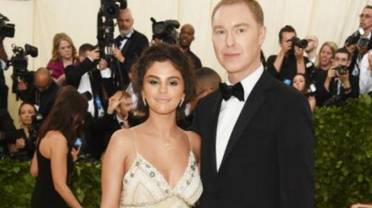 ¿Muy bronceada? Selena Gomez divide opiniones en la MET gala 2018