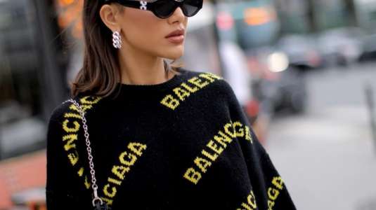 Balenciaga lo hace de nuevo y muestra "pantalón zapato"
