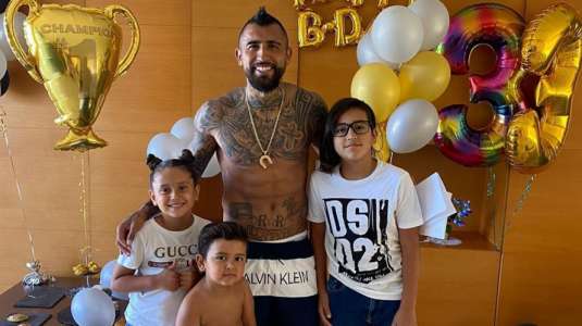 Arturo Vidal comparte fotografía dejándose pintar por sus hijos en cuarentena