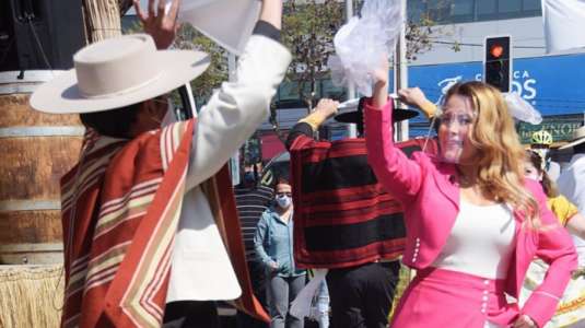 Cathy Barriga sorprende con pie de cueca en "La Covifonda"