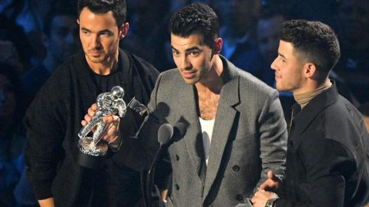 Celebración en solitario de Nick Jonas en los MTV VMAs se vuelve viral