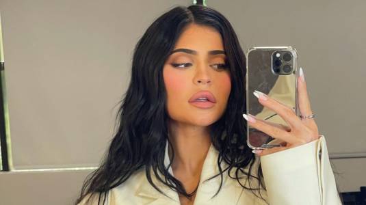 Kylie Jenner luce su pancita en ajustado vestido