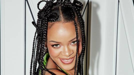Rihanna encanta a sus fanáticos con nueva foto de su embarazo