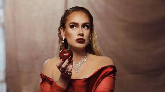 Adele llora en redes sociales tras suspender su residencia en Las Vegas