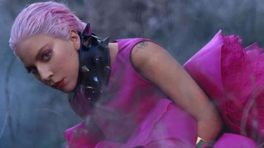 Lady Gaga encuentra su mascarilla ideal con púas incluidas