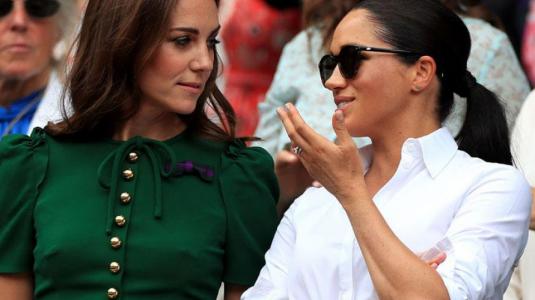 Polémica por mural donde Kate Middleton y Meghan Markle aparecen besándose