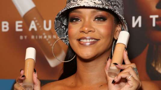 Rihanna causa furor a poco de lanzar su línea de productos para la piel