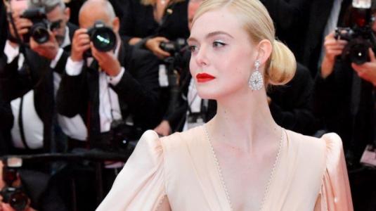 Elle Fanning se desmayó en Cannes por tener el vestido demasiado ajustado