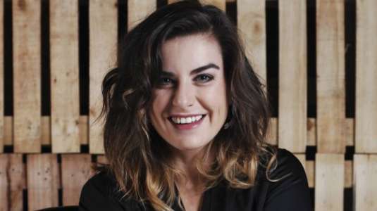 Ingrid Cruz celebra sus 45 años con su joven pareja y su hija clon