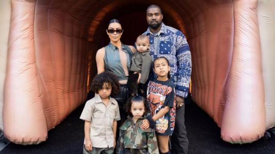 Kim Kardashian hace un tour de la impresionante sala de juegos de sus hijos