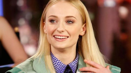 Sophie Turner es criticada por usar sandalias con calcetines