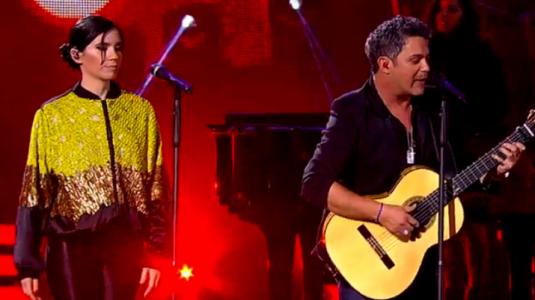 Tuiteros "destruyen" a Javiera Mena por su dúo con Alejandro Sanz