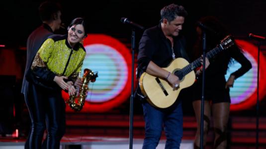 Los mejores memes que generó la criticada actuación de Javiera Mena