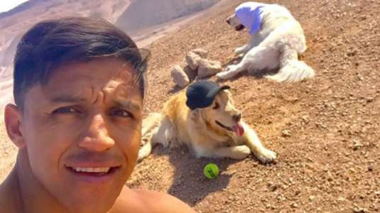 Los momentos más tiernos de Alexis Sánchez con sus perros