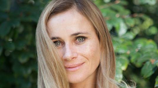 Amaya Forch se viste de ejecutiva para volver a las teleseries