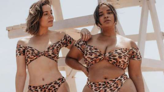 Amigas con diferentes cuerpos se prueban la misma ropa y muestran el resultado