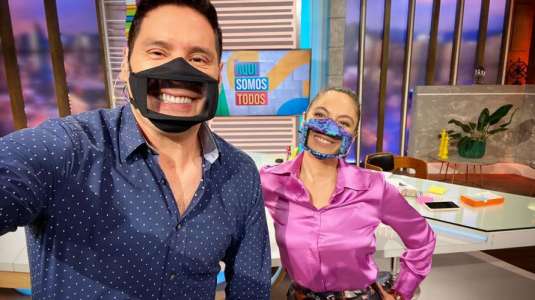 Ángeles Araya y Pancho Saavedra sorprenden con mascarillas inclusivas