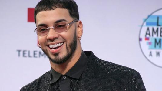 Anuel AA reza para que le crezca el pelo en divertido video