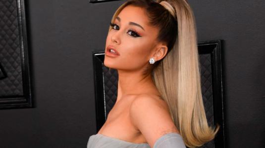 La revancha de Ariana Grande: llegó a los Grammy con apoteósico vestido y junto a sus padres