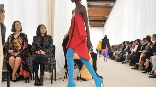 Coloridas botas bucaneras de Balenciaga encantan a las it girls chilenas