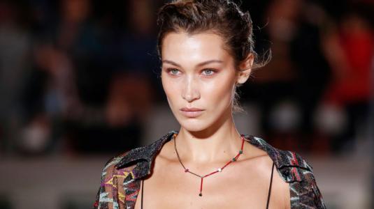 La extraña edición que Bella Hadid hizo en una de sus fotos en bikini