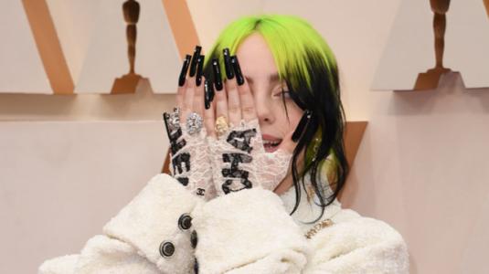 Billie Eilish vestida de Chanel en los Premios Oscar 2020