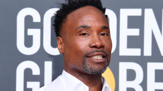 Billy Porter sorprende en los Globos de Oro con traje y cola XXL de plumas