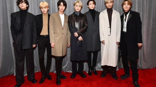 BTS adelanta lo último en moda masculina en los Grammy 2020