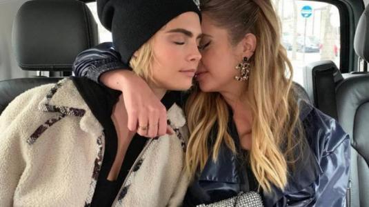 Ashley Benson y Cara Delevingne confirman su relación con romántico beso