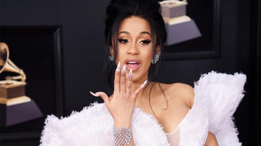 Jenny Bui, la creadora de las ostentosas uñas-joyas de Cardi B