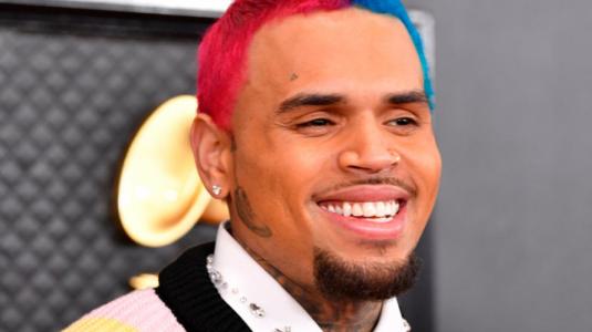 Hija de Chris Brown revoluciona la alfombra roja de los Grammy 2020