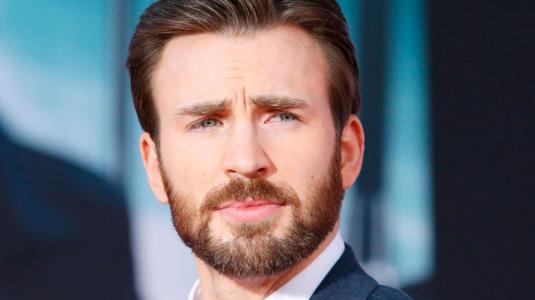 Hermano clon de Chris Evans se roba las miradas en los Globos de Oro