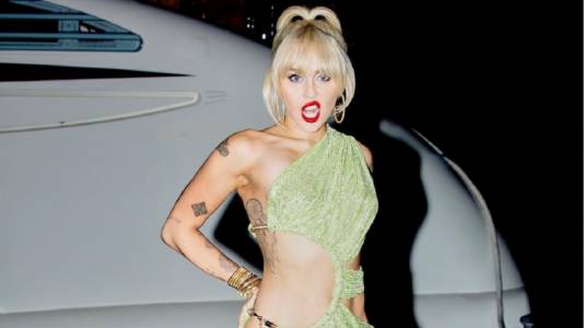 Miley Cyrus quedó sin ropa en pleno show de Año Nuevo