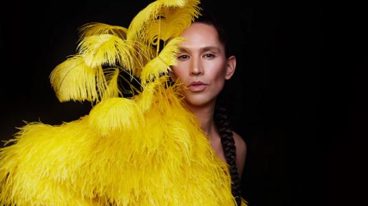Di Mondo impacta en Nueva York con sexy diseño de plumas amarillas