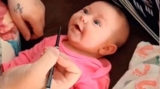 Madre aburrida maquilló a su pequeña hija y los videos se hicieron virales