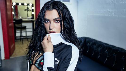 Dua Lipa lo decretó: Estas serán las zapatillas de la temporada