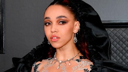 Grammy 2020: Dramático look de FKA Twigs no convenció