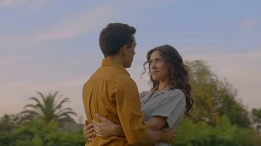 Loreto Aravena y Renato Jofré hacen de pareja de fantasmas en nuevo videoclip