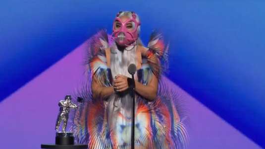 Como un pájaro: Look de Lady Gaga genera opiniones divididas en los VMA’S