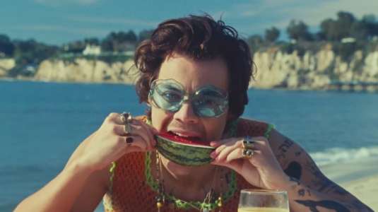 Harry Styles le pidió permiso a las modelos de su nuevo video para tocarlas