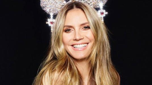 Heidi Klum sorprende lavándose los dientes en topless