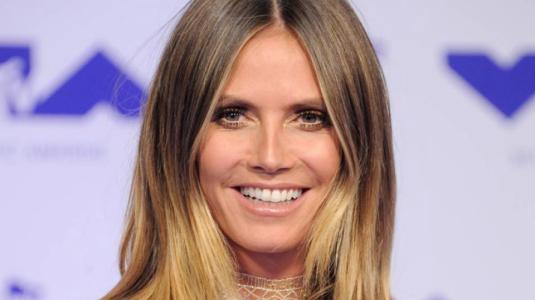 Heidi Klum aparece con inesperado disfraz en fiesta de Halloween de Paris Hilton