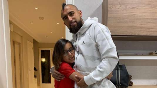 Hijo de Arturo Vidal explica el motivo de su acento español