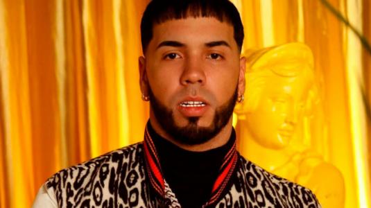Anuel AA presume lujosa cadena en 3D que mandó a hacer de su cara