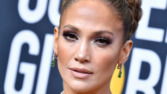 ¡Como un regalo! El comentado look de Jennifer Lopez en los Globos de Oro