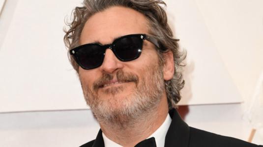 Oscars: Joaquin Phoenix decide usar el mismo traje en todas las premiaciones del 2020